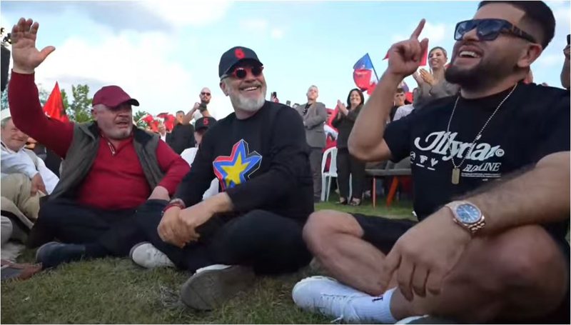 Rama ulet këmbëkryq me Noizyn në Peshkopi, këndojnë “Hajredin Pashën”