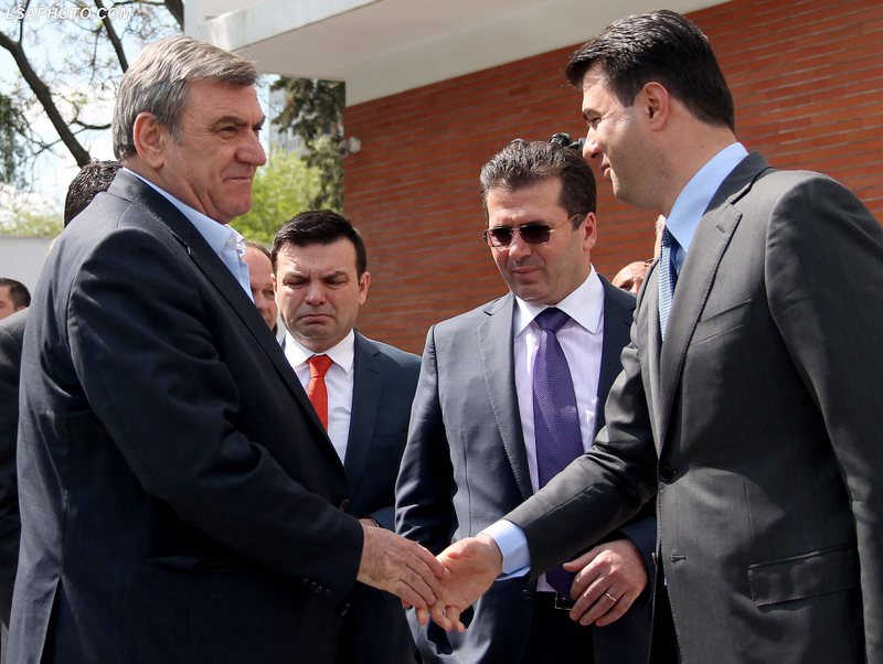 Agron Duka sulmon Lulzim Bashën: Po luan rolin e Zegjinesë së Roskovecit. Ç’punë ke ti, me kushëririn e Elvis Roshit?