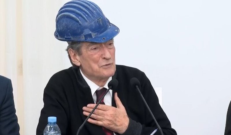 Berisha shfaqet me kokoren mbrojtëse të minatorit në Bulqizë