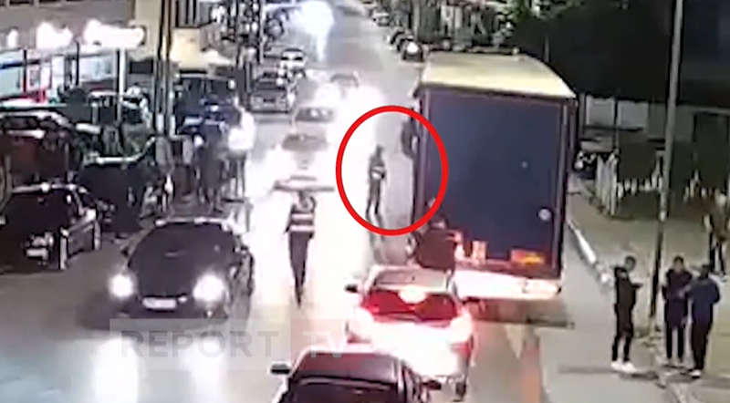 Hedh akuza për sulm politik, dalin pamjet kur deputeti i PD-së godet sërish shoferin e kamionit në sy të policisë