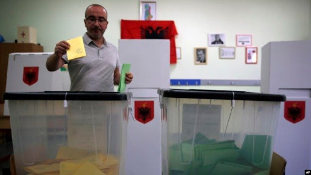 ‘Presionet’ partiake ditën e votimit! Në çdo QV 2 ‘oficerë’ nga PD e PS, ruajnë sigurinë në 150 m perimetër rreth qendrës