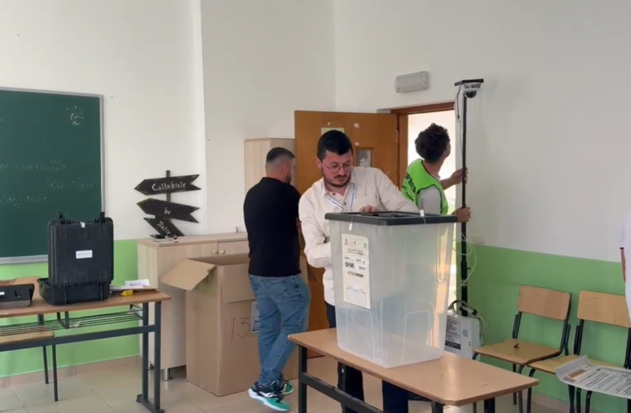 Probleme në një nga qendrat e votimit në Fushë Krujë, mungojnë dy anëtarë të komisionit