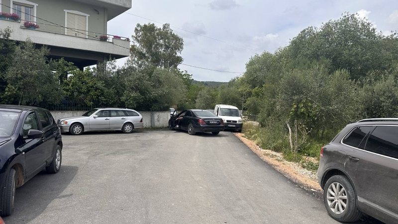 Kandidati i PD-së bllokon me makinë qendrën e votimit në Lushnjë