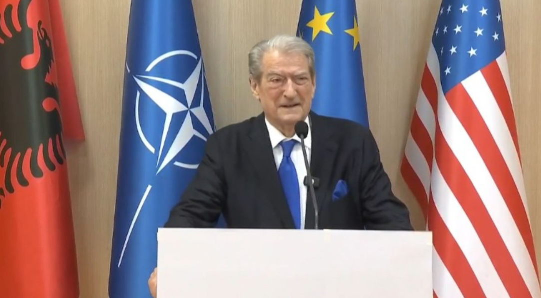 Zgjedhjet/ Sali Berisha thyen heshtjen zgjedhore, mban konferencë: Voto për veten tënde, ai që shkelë ligjin do mbajë përgjegjësi