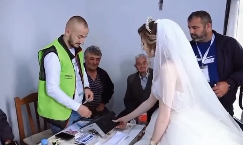 Nusja “braktis” dasmën, e veshur me fustan të bardhë shkon të votojë në Elbasan