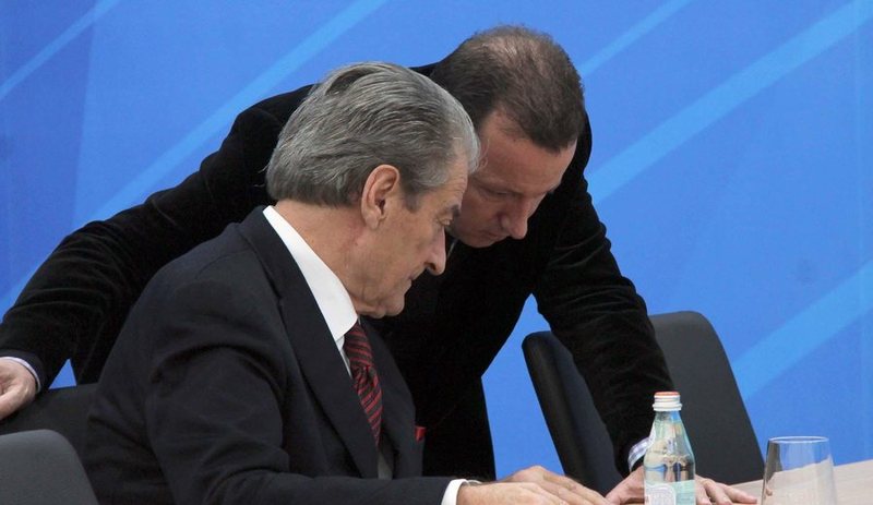 Eduard Halimi: Nuk kemi më të mirë se Berishën, ngrihet në orën 6, mendon vetëm për partinë, mua më ka ndriçuar