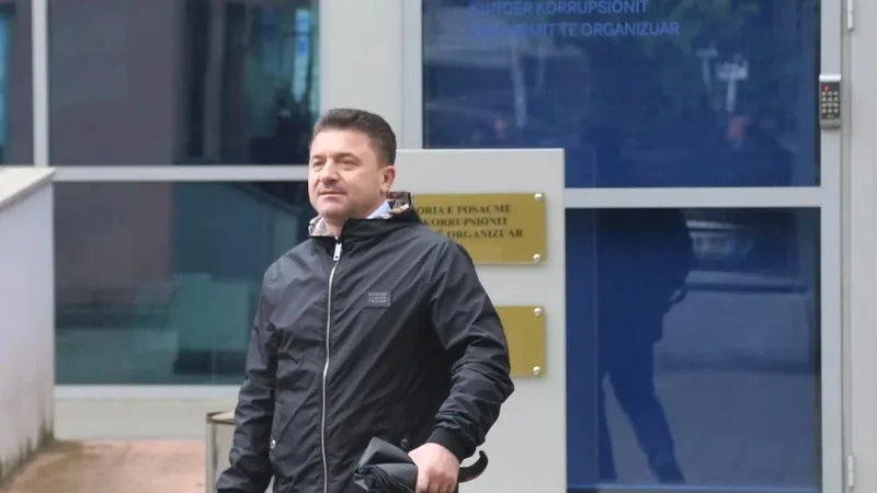 Sekuestrimi i telefonit të Elvis Rroshit – Policia jep detaje: Ish-kryebashkiakut iu gjetën fatura, kupona nafte dhe lista zgjedhësish