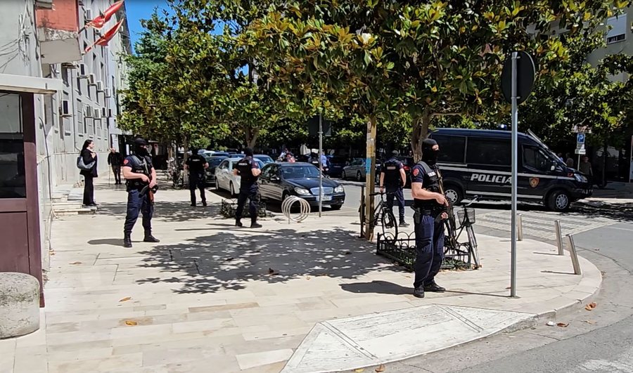 Para gjykatës për masat e sigurisë, Policia jep njoftim për ‘Akilin’ dhe 6 të arrestuarit e tjerë në Gjirin e Lalzit