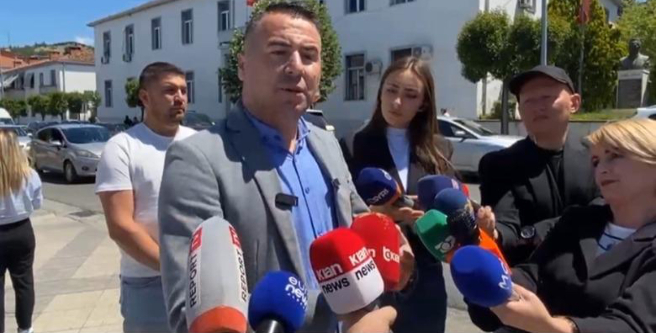 Helmimi i fëmijëve në kopshtin e Gramshit, prindërit në protestë: Prokuroria t’i shkojë deri në fund ngjarjes
