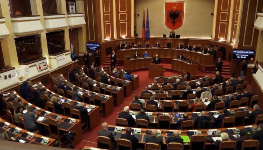 Deputetët i kthehen ‘jetës’ parlamentare, nesër seanca e parë plenare pas zgjedhjeve! Të rinjtë marrin detyrën në shtator