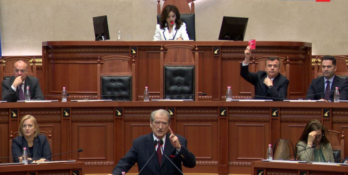 Mbyllet pas 15 minutash tensione seanca plenare, Spiropali-Berishës: S’mund të vish këtu pas humbjes tënde turpëruese dhe të tentosh të prishësh Kuvendin