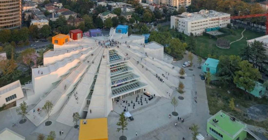 Bloomberg: Me blloqet shumëngjyrëshe, Piramida e Tiranës përfaqëson një Shqipëri në ndryshim