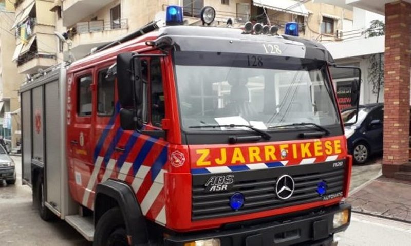 Përfshihet nga flakët një pallat në Radhimë, evakuohen banorët 