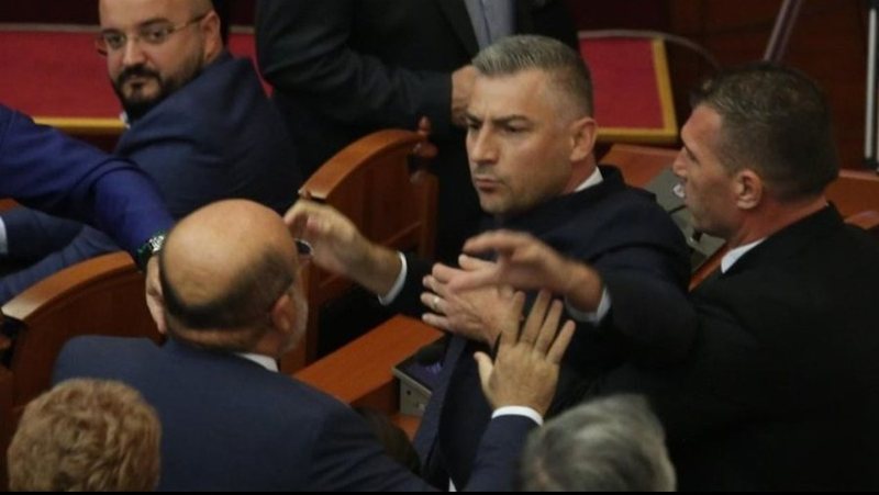 Nga grushti i kolegut deputet te zjarri i karrigeve në Kuvend – Të gjitha rastet e dhunës të deputetit të PD 