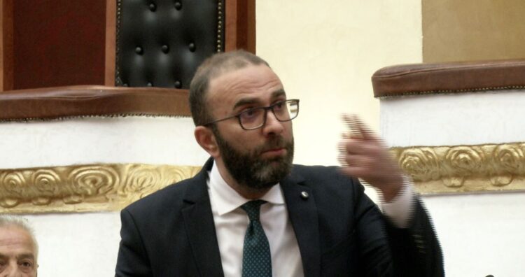 Bardhi akuza Peleshit: Urdhëron si skuth sulmin e familjarëve të kandidatëve të PD 