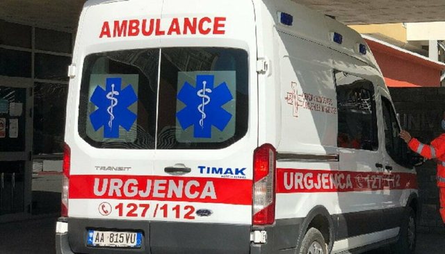 Peshkopi/ Makina humb kontrollin dhe përfundon brenda floktores, plagoset rëndë polici dhe berberi! 