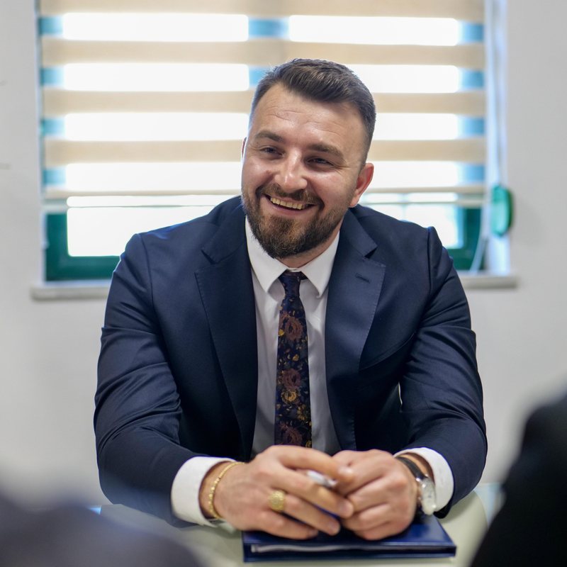 Debati në Facebook përfundon në Prokurori – Anduel Xhindi bën kallëzim penal për Belind Këlliçin: Drejtësia të bëjë punën e saj! 