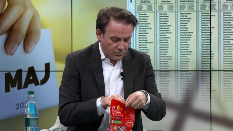 Ralf Gjoni me lëpirëse në studio, ironizon kandidatët në listat e mbyllura: Shkojnë në parlament pa kontribut! Do të kandidoja nëse sistemi do ishte maxhoritar