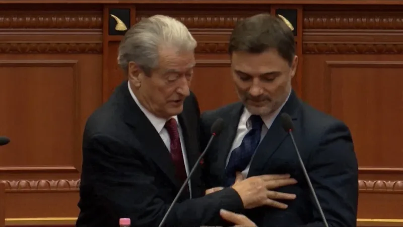 Flutura Açka: Një portret i paautorizuar për Enkelejd Alibeaj 