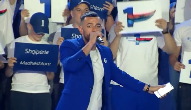 Stresi në mitingun e PD: I thashë Noizy-t, je tek partia e gabuar! Berisha, doktori i zemrës time!