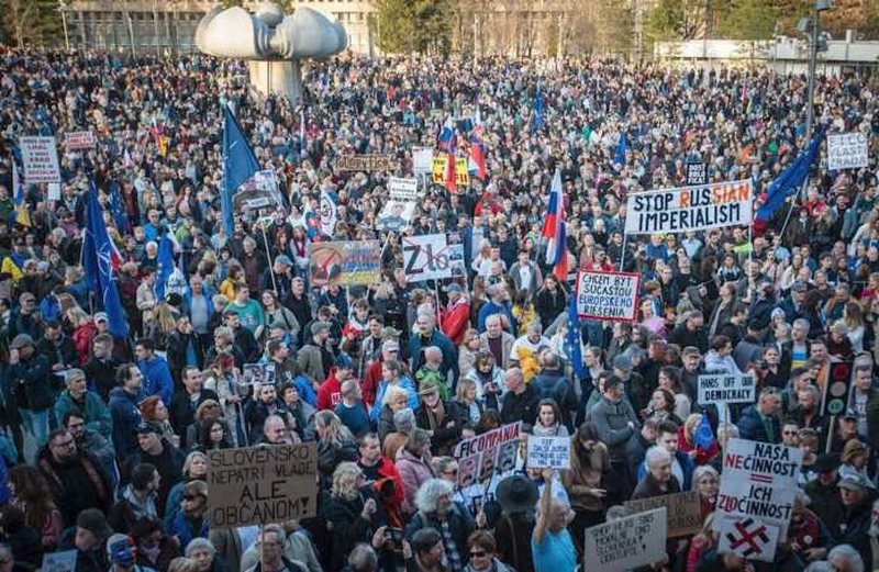 Protesta në Sllovaki: Qytetarët kundërshtojnë vizitën e kryeministrit Fico në Moskë 