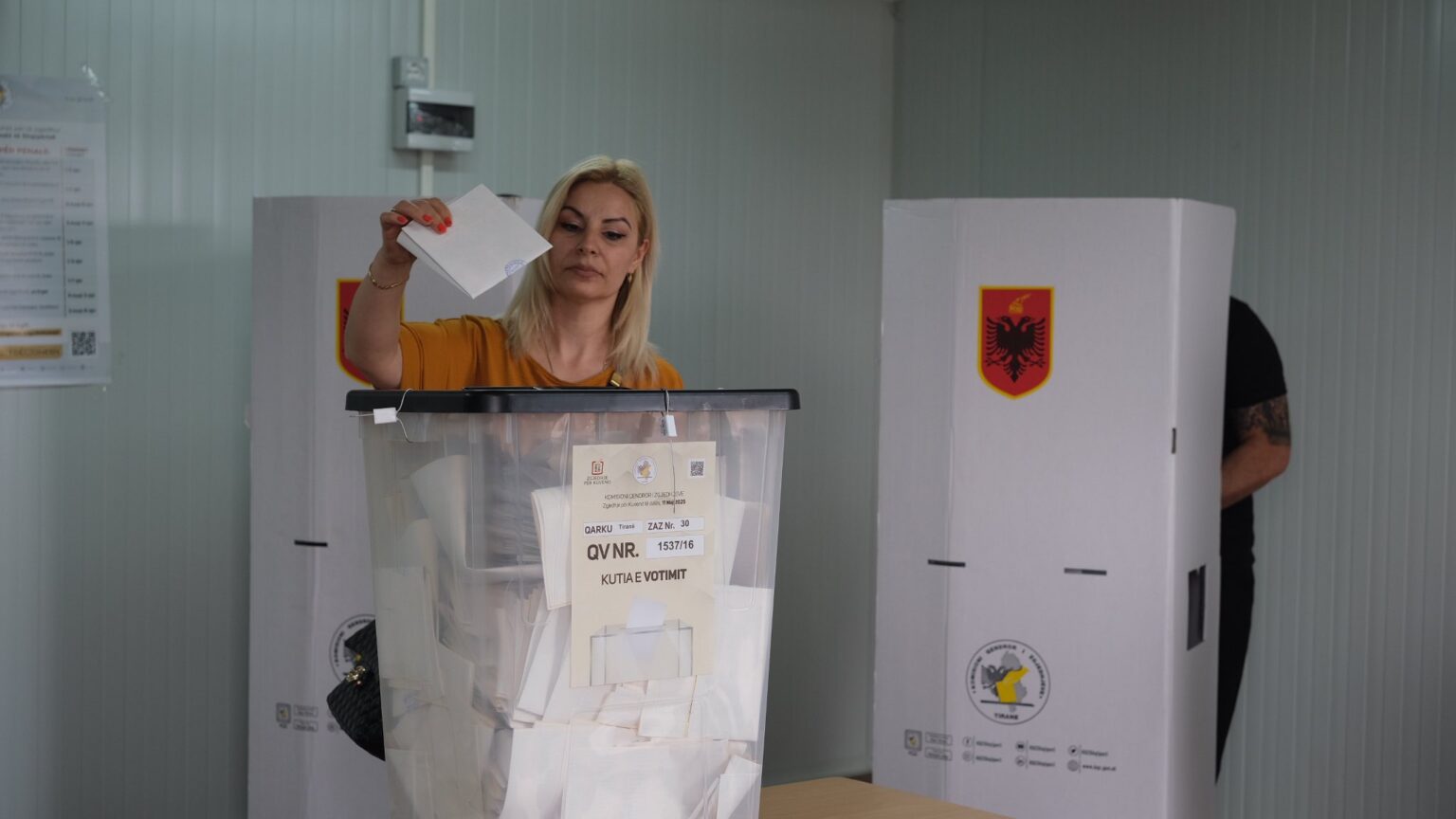 1 orë para mbylljes së votimit, sa është pjesëmarrja deri në orën 18:00 