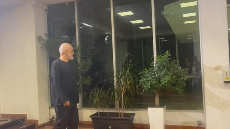 Rama largohet nga selia e PS, nuk jep koment për gazetarët 