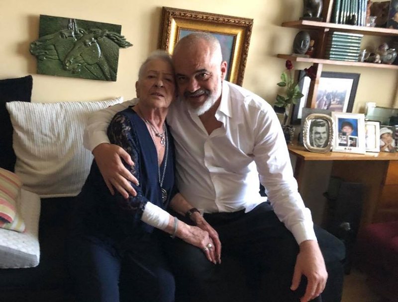 “Nëna ime Aneta e im atë, u tërhoqën nga varri”- Rama: Ma bëni hallall! Kam vetëm një opozitë që nuk e mund dot, Lindën 
