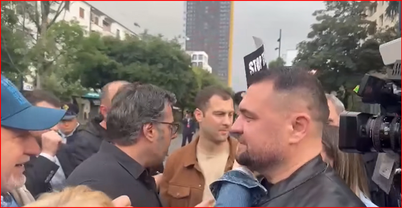 Tensionet në protestën e PD, militantët sulmojnë fizikisht gazetarët 