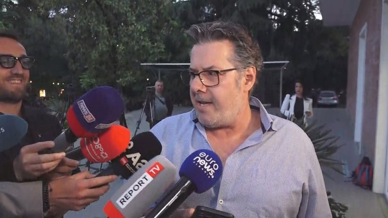 VIDEO SKANDALI: Momenti kur deputetët e PD dhe militantët sulmojnë gazetaren e Euronews Albania, Paloka i shkul “badge” nga qafa
