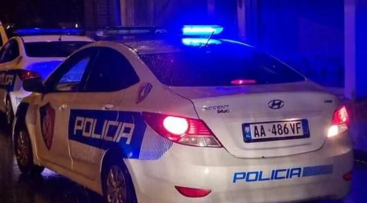 Fier/ 23-vjeçari plagos babanë pas një konflikti