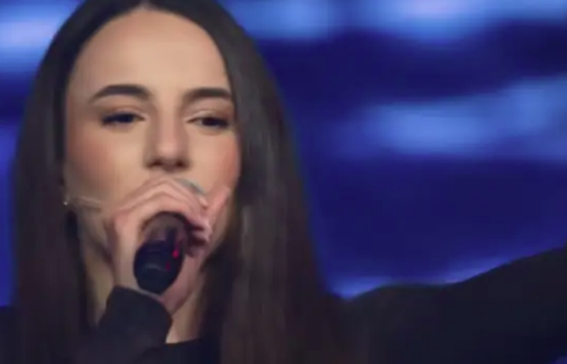 VIDEO/ Vajza e Dr. Florit ngjitet në skenë për herë të parë, interpreton këngën e të atit 