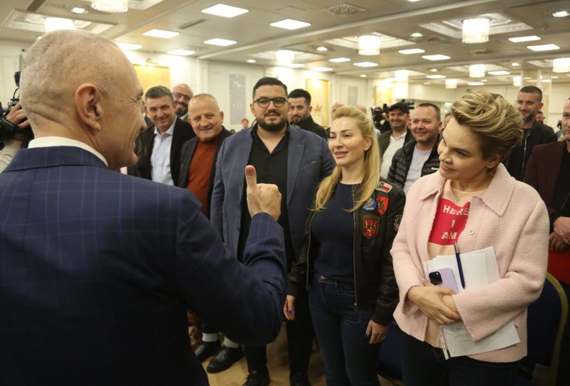 Mbyllen hetimet për dyshen Meta-Kryemadhi, avokati: Ja sa vite burg rrezikon ish-presidenti