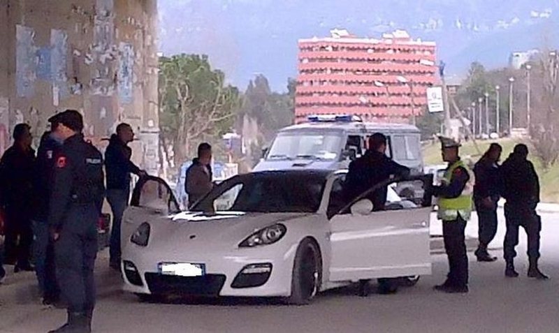 Pa kokërr leku në xhep, por me makina luksoze