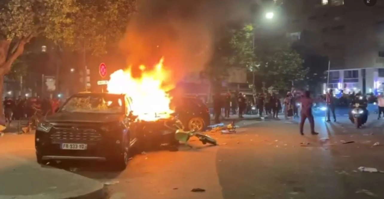 Fitorja e PSG-së, tifozët i vënë “flakën” Parisit, mbi 130 të arrestuar. Në Grenoble makina futet mes turmës, përplas 4 persona