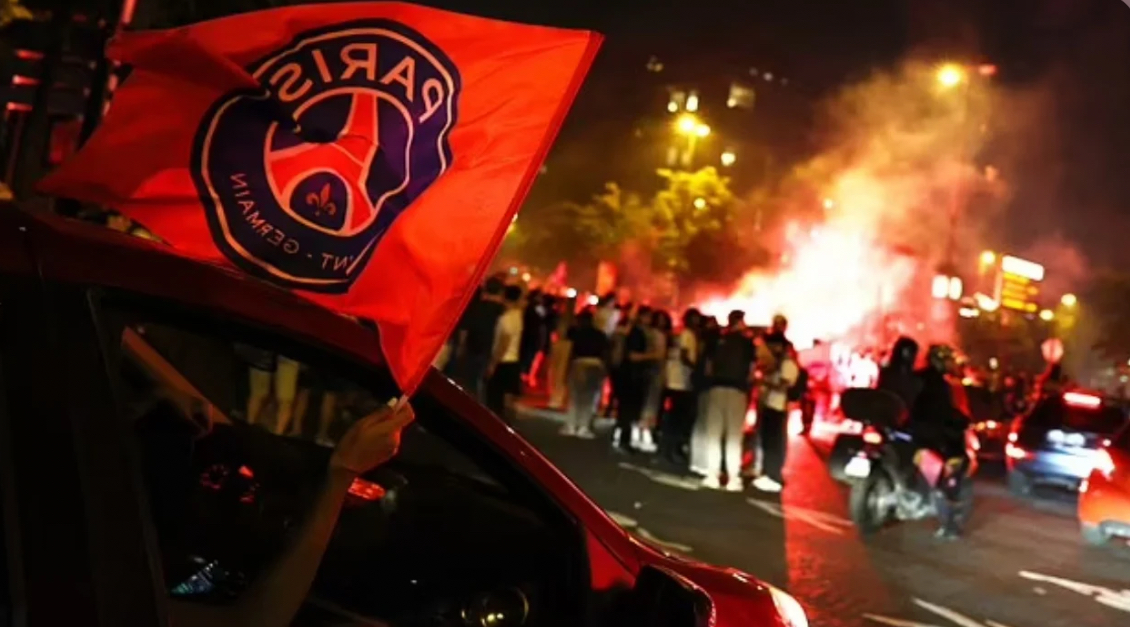 Festimet në Paris për fitoren e PSG kthehen në tragjedi, vritet me thikë një 17-vjeçar, dhjetëra të plagosur, qindra të arrestuar