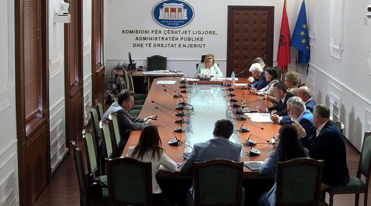 I rikthehet punës Komisioni i Ligjeve, Alibeaj dhe Dogjani braktisin mbledhjen pas përplasjes me Bushkën