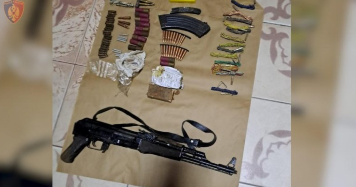 Me kallashnikov, municion dhe kokainë/ Vihet në pranga 18-vjeçari në Lazarat