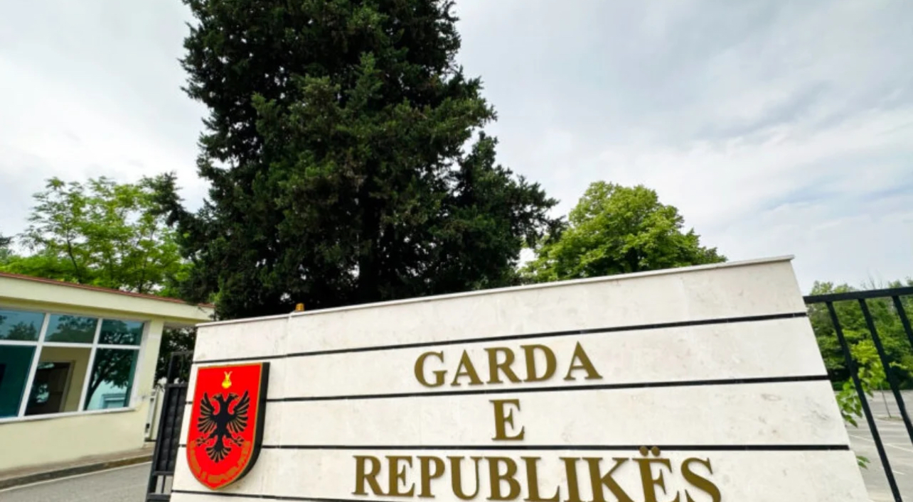 E rëndë në Tiranë/ Vetëvritet punonjës i gardës së Republikës! 47-vjeçari gjendet pa jetë brenda makinës