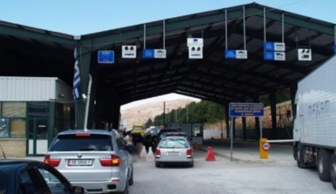 Korçë/ Kontrollet e AMP në doganën e Kapshticës, arrestohen 4 punonjës policie të kufirit! Pranga dhe drejtuesit të automjetit ku u gjet 6 kg heroinë