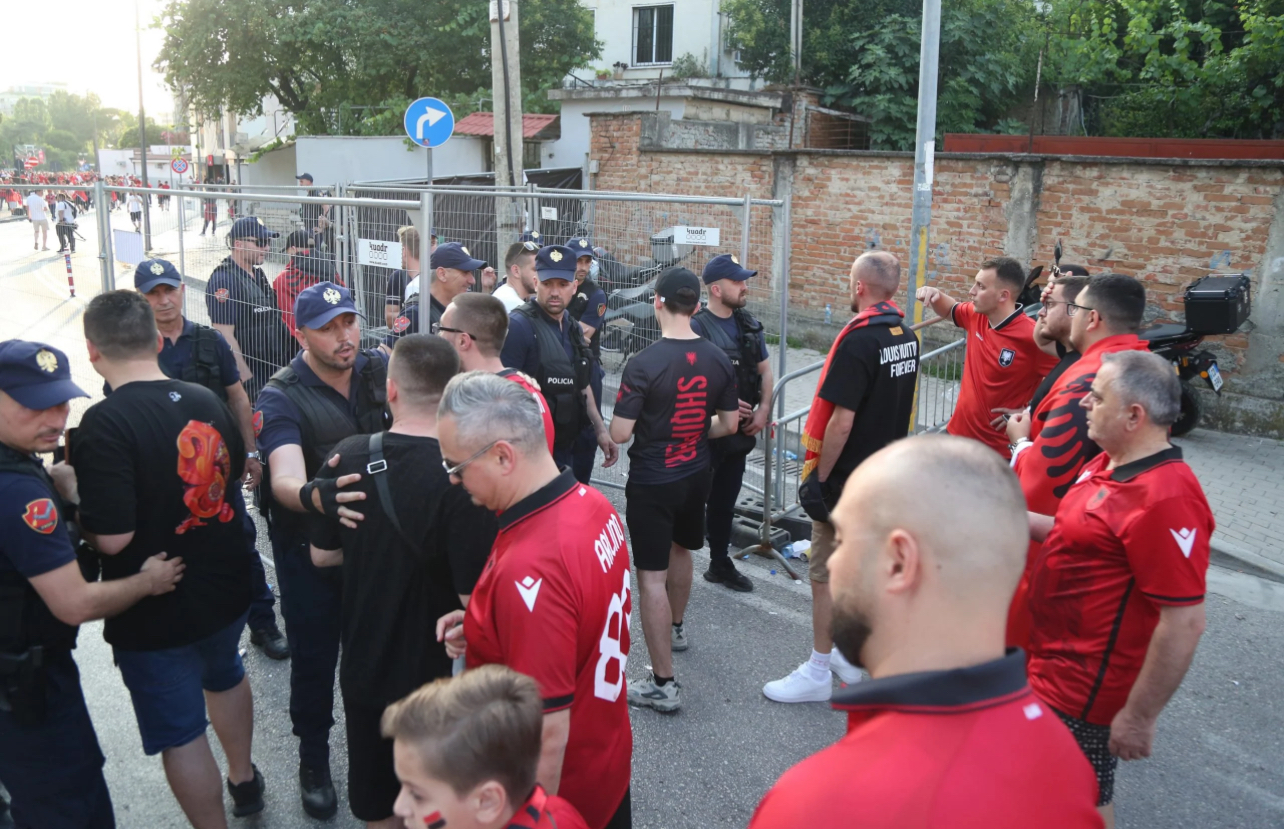 Hodhën gota kartoni në fushë, arrestohen dy tifozë pas ndeshjes! Në pranga dhe një punonjës sigurie
