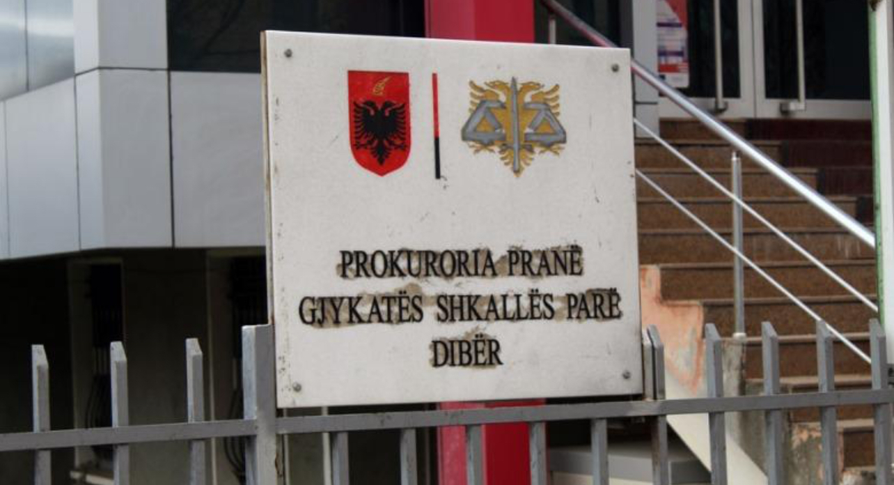 Zyrtari në Bulqizë godet me shuplakë shefen e Task Forcës së Ujësjellës-Kanalizimeve, përplasja për një karrige të dëmtuar