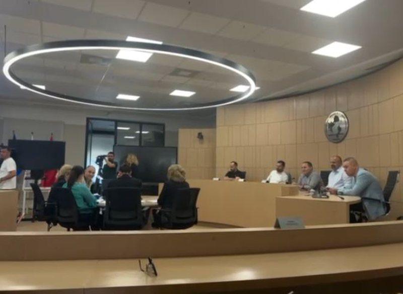 KAS shqyrton ankimin për Elbasanin – Rusmaili përplaset me përfaqësuesin e PD, ndërpritet mbledhja