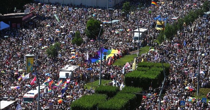 Gay-t nga e gjithë Evropa sfidojnë Orbanin në paradën LGBTQ+ në Budapest, 200 mijë vetë në shesh