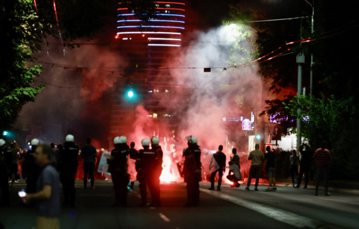 Dhunë në protestën e studentëve në Serbi, protestuesit përleshen me policinë! Kërkohen zgjedhje të parakohshme