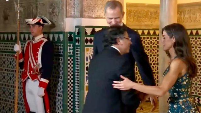 VIDEO/ Presidenti kolumbian do të puthë mbretëreshën e Spanjës: Ajo e largon menëjherë!