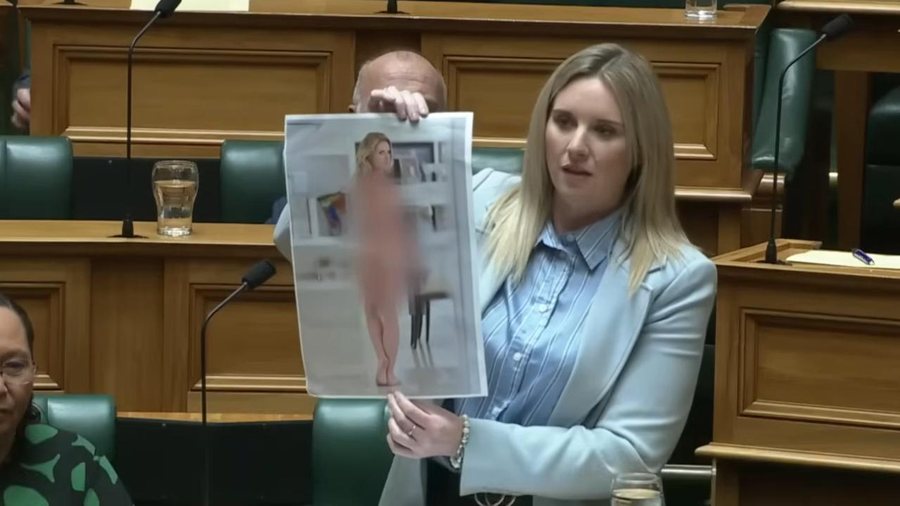 Deputetja shokon kolegët, nxjerr foton nudo në mes të Kuvendit (Video)