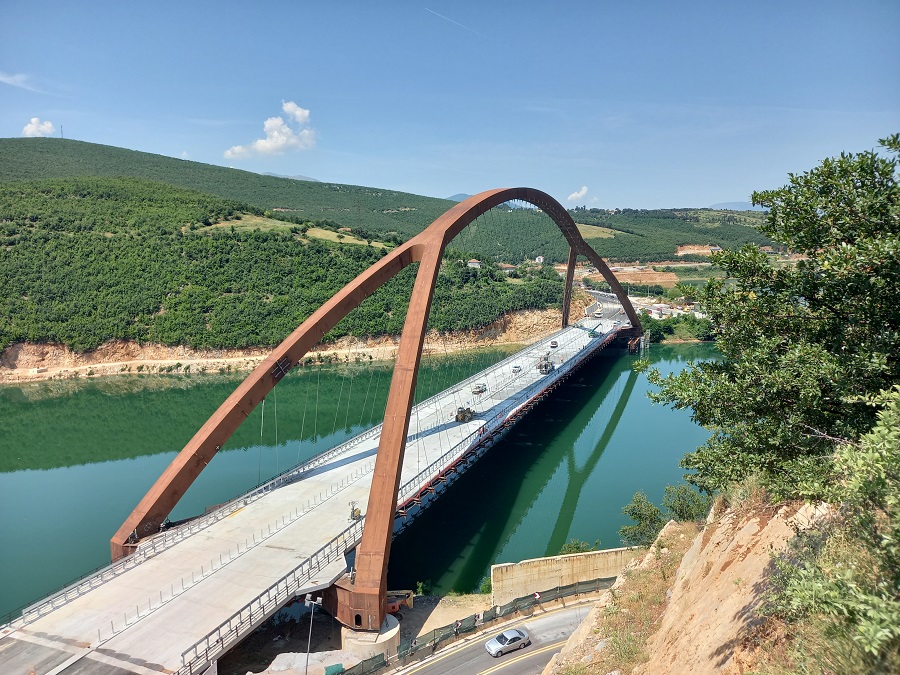 Pëplasen 3 automjete në Urën e re të Kukësit