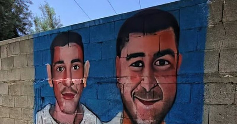 Shokët nderojnë dy të rinjtë që vdiqën në aksidentin tragjik në Vlorë! Pikturojnë muralen në vendin ku u përplasën 