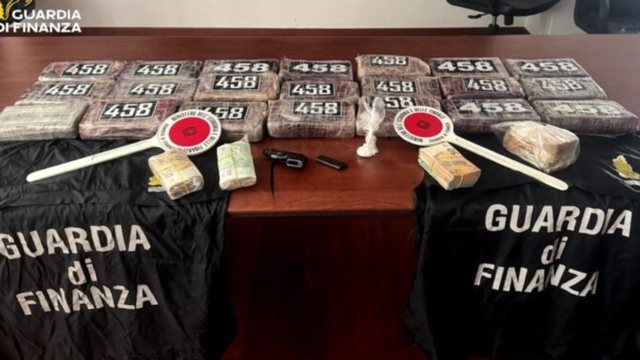 25 kg kokainë, një armë dhe 56 mijë euro! Arrestohet shqiptari në Itali, si iu gjet droga e fshehur nën sediljet e makinës